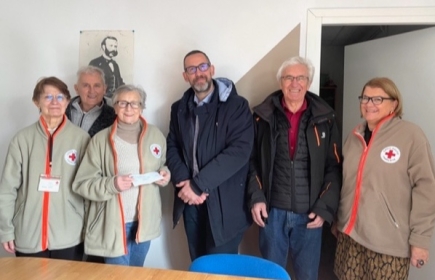 Remise d'un chèque de 1000 € à la Présidente départementale de la croix rouge.