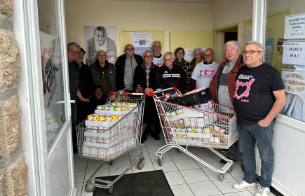 Remise de deux caddys de denrées alimentaires aux Restos du Coeur d'Egletons